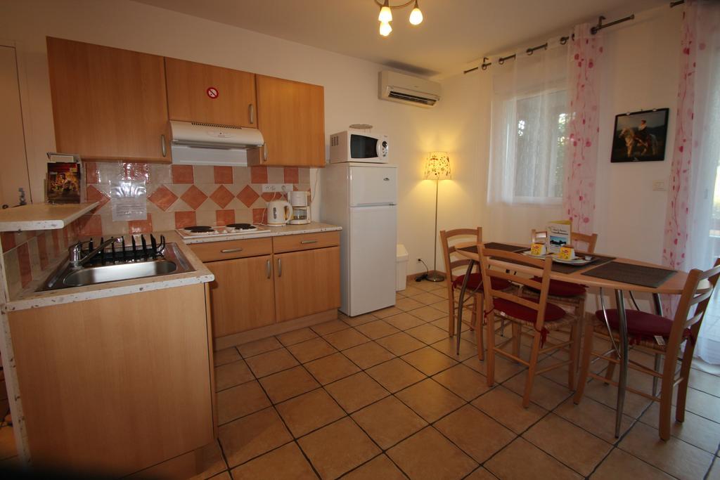 Hotel Et Residence De La Transhumance Saint-Martin-de-Crau Room photo